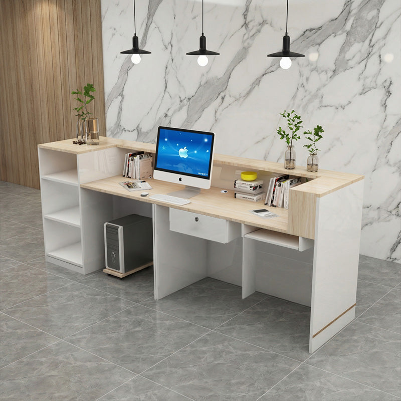 受付カウンター｜モダン 清潔感 ゴールドライン